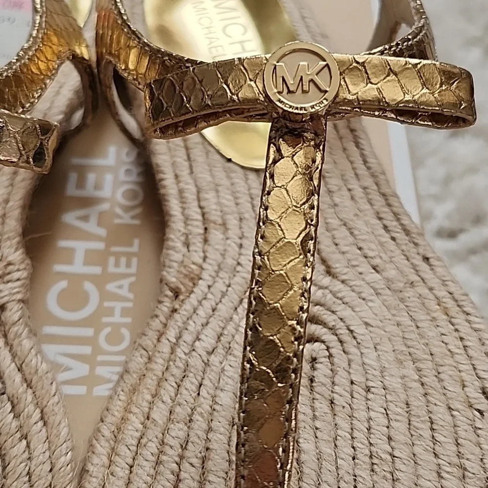 Michael Kors Josie Thong Sandal Pale Gold Metallic Size 5 - Picture 3 of 5